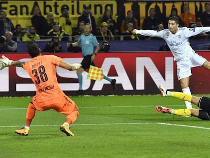 Cristiano marca el tercer gol del Madrid. En vídeo, declaraciones de Zinedine Zidane y Peter Bosz, entrenadores del Real Madrid y Borussia Dortmund.