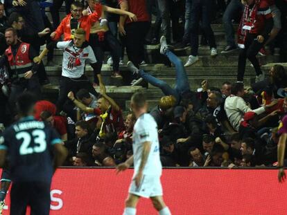 Los aficionados del Lille caen tras celebrar el gol de Amadou.