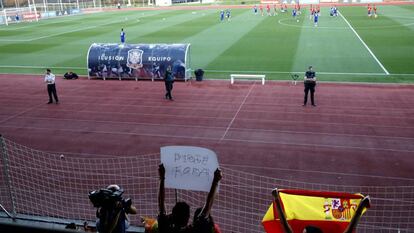 Fans protesting against Piqué at a training session in Las Rozas.