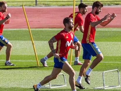 Ramos y Piqué durante el entrenamiento del martes. En vídeo, declaraciones de Julen Lopetegui, seleccionador español.