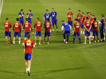 Piqué se incorpora al grupo en el entrenamiento del jueves. En vídeo, declaraciones de Christian Panucci, seleccionador de Albania.