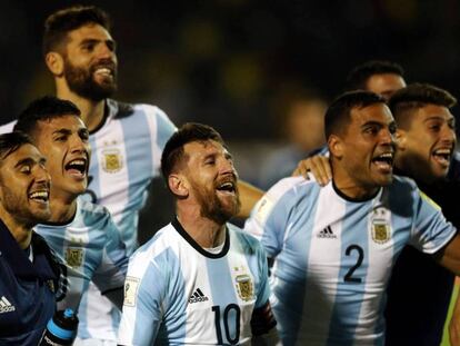 Lionel Messi, Leandro Paredes y Gabriel Mercado celebran la victoria en primer plano.