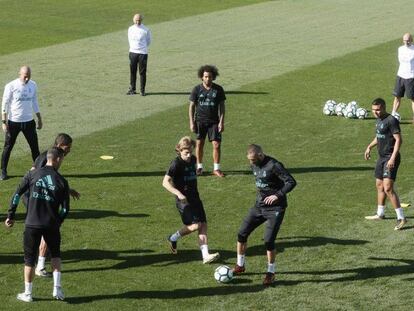 FOTO: Zidane observa el rondo de sus jugadores en el entrenamiento de este viernes. / VÍDEO: Declaraciones del entrenador.