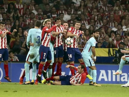 FOTO: Messi saca una falta durante el encuentro. / VÍDEO: Declaraciones de los entrenadores tras el partido.