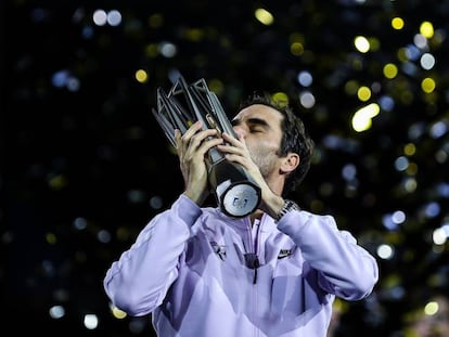 FOTO: Federer besa el trofeo de campeón, este domingo en Shanghái. / VÍDEO: Fragmento del partido.