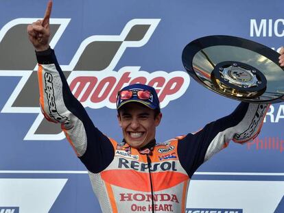 FOTO: Marc Márquez, en el podio del GP de Australia. / VÍDEO: Fragmento de la carrera.