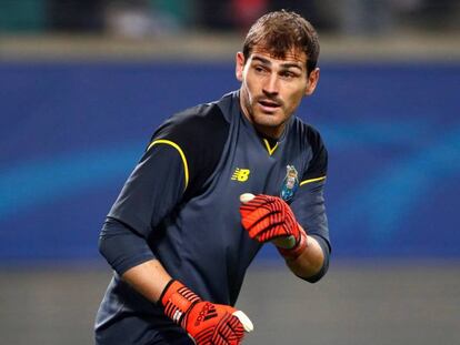 Casillas, en el calentamiento del Leipzig-Oporto.