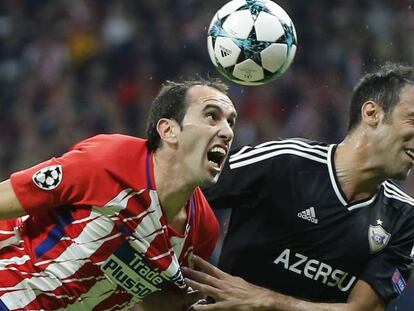 Godín e Ismayilov luchan por un balón en el Wanda. En vídeo, declaraciones de Simeone tras el partido.