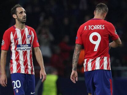 Gabi, Torres y Juanfran, durante el duelo frente al Qarabag. SERGIO PEREZ REUTERS.