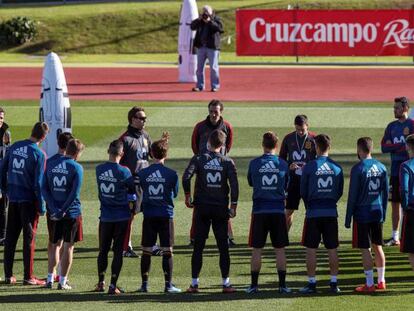 Lopetegui da instrucciones a los jugadores. En vídeo, declaraciones del jugador Alberto Moreno.