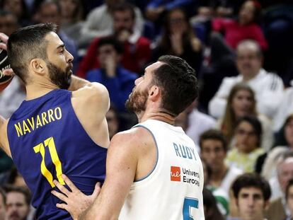 Navarro busca el pase ante Rudy. En vídeo, declaraciones de Juan Carlos Navarro y Luka Doncic, jugadores del Barcelona y Real Madrid.