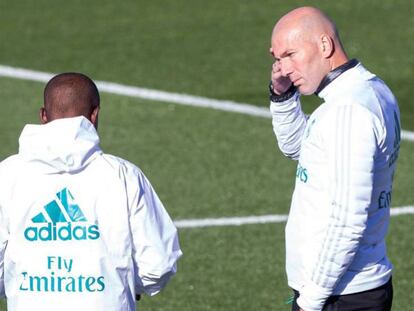 Zidane junto a Hamidou Msaidie, uno de sus ayudantes, en el entrenamiento de este viernes.