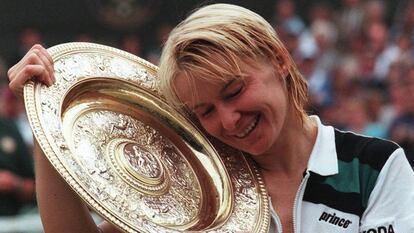 La tenista Jana Novotna sostiene el trofeo tras ganar Wimbledon en 1998.