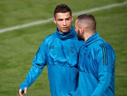 Cristiano Ronaldo y Benzema en el entrenamiento de este lunes en Nicosia. En vídeo, declaraciones de Zinedine Zidane, entrenador del Real Madrid.