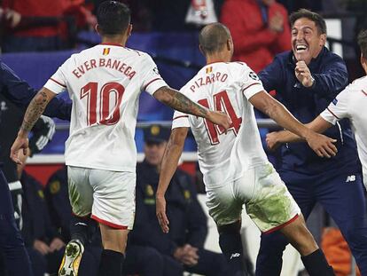 El entrenador del Sevilla, Eduardo Berizzo (c), celebra el empate con sus jugadores.