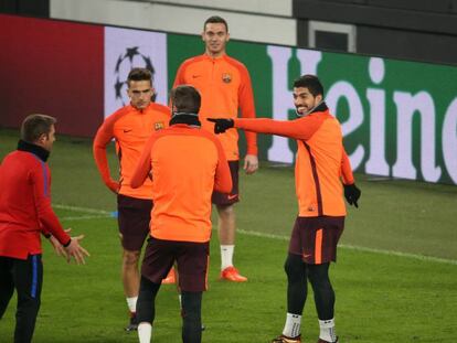 Un grupo de jugadores del Barcelona durante el entrenamiento de ayer en el Allianz Stadium de Turín. En vídeo, declaraciones de Ernesto Valverde, entrenador del FC Barcelona.