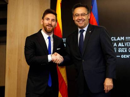 Messi y Bartomeu, tras firmar la renovación.