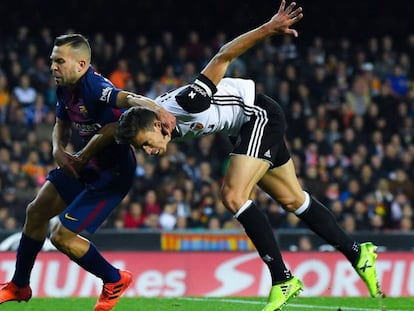 Alba, autor del tanto para el Barça, pelea por el balón con Paulista. En vídeo, reacciones al gol no concedido a Messi.