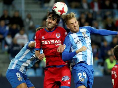 Escassi y Pino, del Málaga, pelean por un balón. En vídeo, declaraciones de Michel, entrenador del Málaga.