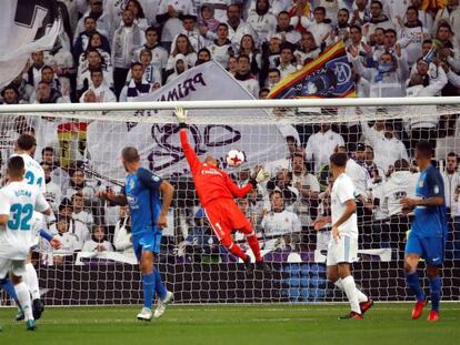 Keylor Navas encaja el primer gol del partido, de Luis Milla. En vídeo, declaraciones de Antonio Calderón y Zinedine Zidane, entrenadores del CF Fuenlabrada y del Real madrid.