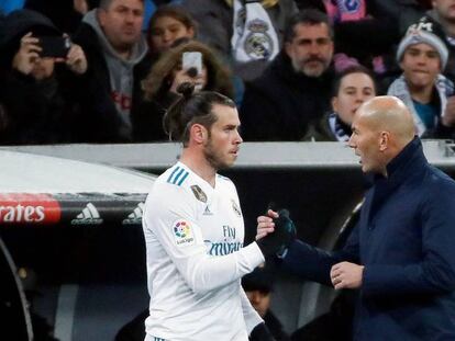 Bale recibe las últimas indicaciones de Zidane antes de entrar al campo contra el Fuenlabrada. Juanjo Martín EFE. En vídeo, rueda de prensa de Zidane.