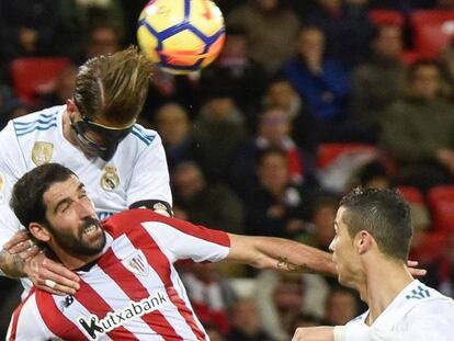 FOTO: Sergio Ramos en una pugna aérea con Raúl García. / VÍDEO: Declaraciones de Zinedine Zidane tras el partido.