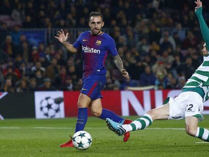 Mathieu empuja el balón ante la mirada de Alcácer. En vídeo, el entrenador blaugrana, Ernesto Valverde.