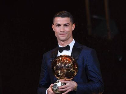 Cristiano posa con su quinto Balón de Oro.