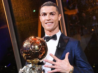 Cristiano Ronaldo posa con el Balón de Oro durante la ceremonia de entrega del trofeo en París.