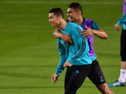 Casemiro abraza a Cristiano Ronaldo, en el último entrenamiento antes de la semifinal. En vídeo, declaraciones de Zinedine Zidane y Marcelo.