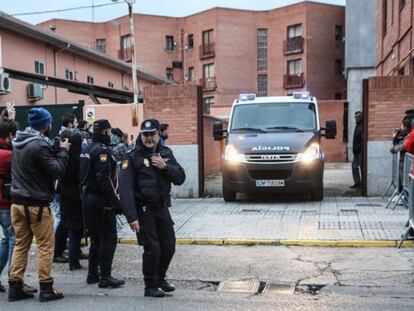 Salida camino a prisión de los futbolistas detenidos.