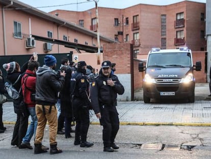 Salida camino a prisión de los futbolistas detenidos.