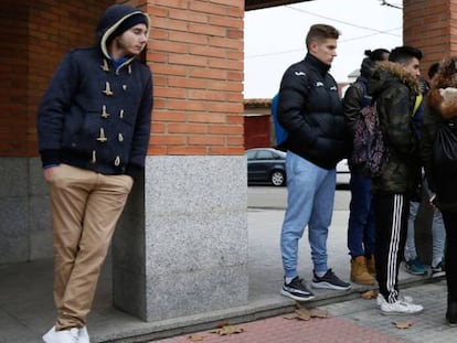 Varias personas, a las puertas de los juzgados de Aranda de Duero, el pasado 13 de diciembre.