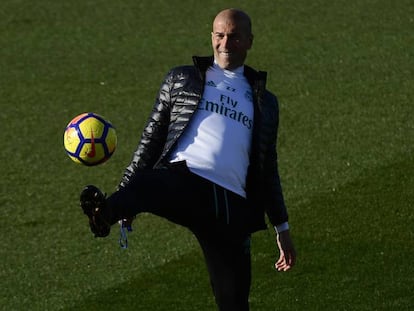 Zinedine Zidane juega con el balón en el entrenamiento de este viernes.