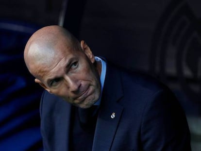 Zidane, en el banquillo del Bernabéu durante el clásico.