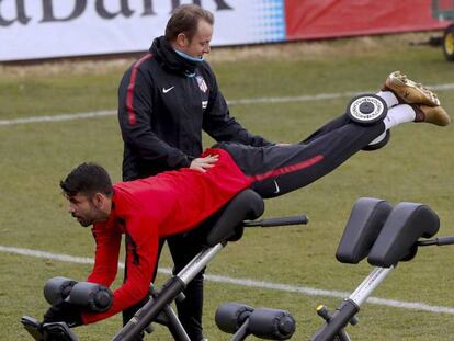 Diego Costa realiza un ejercicio durante el último entrenamiento del Atlético. En vídeo, declaraciones de Diego Pablo Simeone, entrenador del Atlético de Madrid.