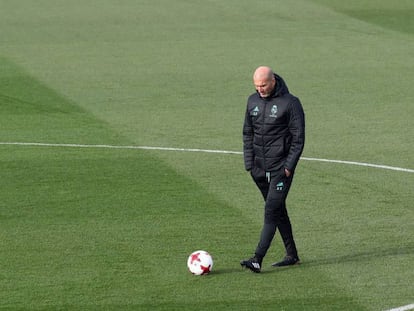 Zidane, durante la sesión de entrenamiento celebrada esta mañana en la Ciudad Deportiva de Valdebebas.