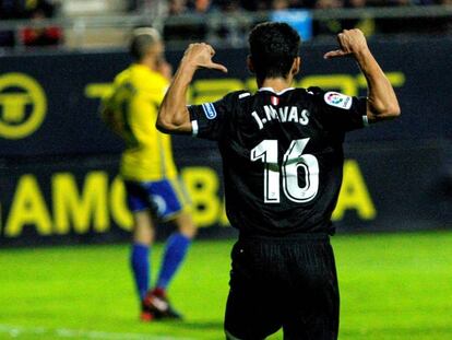 Navas se señala la camiseta después de su gol al Cádiz.
