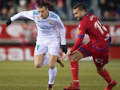 Gareth Bale lucha un balón con Gregorio Sierra. En vídeo, declaraciones del entrenador del Real Madrid.