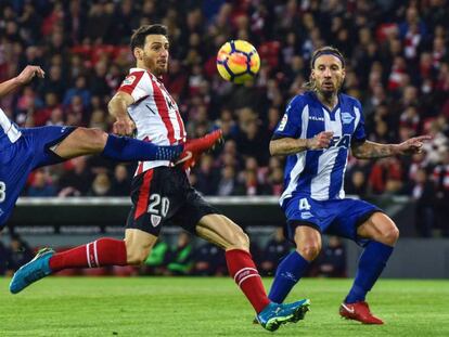 Aduriz intenta rematar entre Duarte y Alexis.