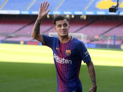 Coutinho es presentado ante la afición azulgrana en el Camp Nou.