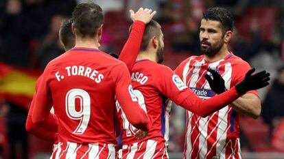 Torres y Carrasco celebran el primer gol del Atlético ante el Lleida, marcado por Carrasco.
