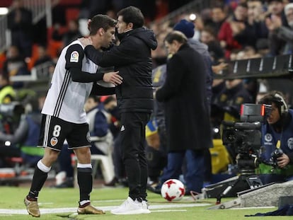 Vietto saluda al técnico Marcelino en el Mestalla. En vídeo, declaraciones del entrenador tras el partido.