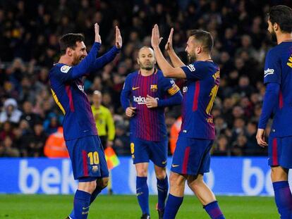 Messi y Alba celebran la consecución de su tercer gol. En vídeo, declaraciones de Ernesto Valverde, entrenador del FC Barcelona.