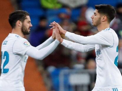 FOTO: Isco saluda a Asensio tras el cambio ante el Numancia. / VÍDEO: Declaraciones de Zidane tras el empate ante el Numancia.