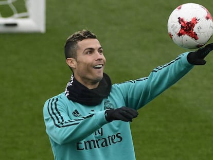 Cristiano Ronaldo en la práctica del Madrid. En vídeo, el sorteo de las eliminatorias.