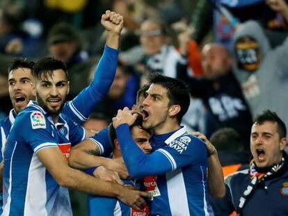 Los jugadores del espanyol festejan el gol de Melendo. En vídeo, declaraciones de Ernesto Valverde, entrenador del FC Barcelona.