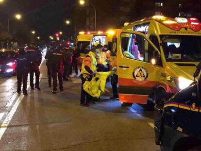 Miembros del Samur y de la Policía Nacional atienden al herido en las cercanías del estadio Wanda Metropolitano.