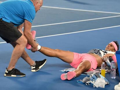 Nadal es atendido por un médico en la pista.