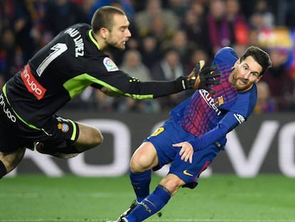 Pau y Messi, tras el remate al palo del 10. En vídeo, declaraciones de Quique Sánchez Flores y Ernesto Valverde.